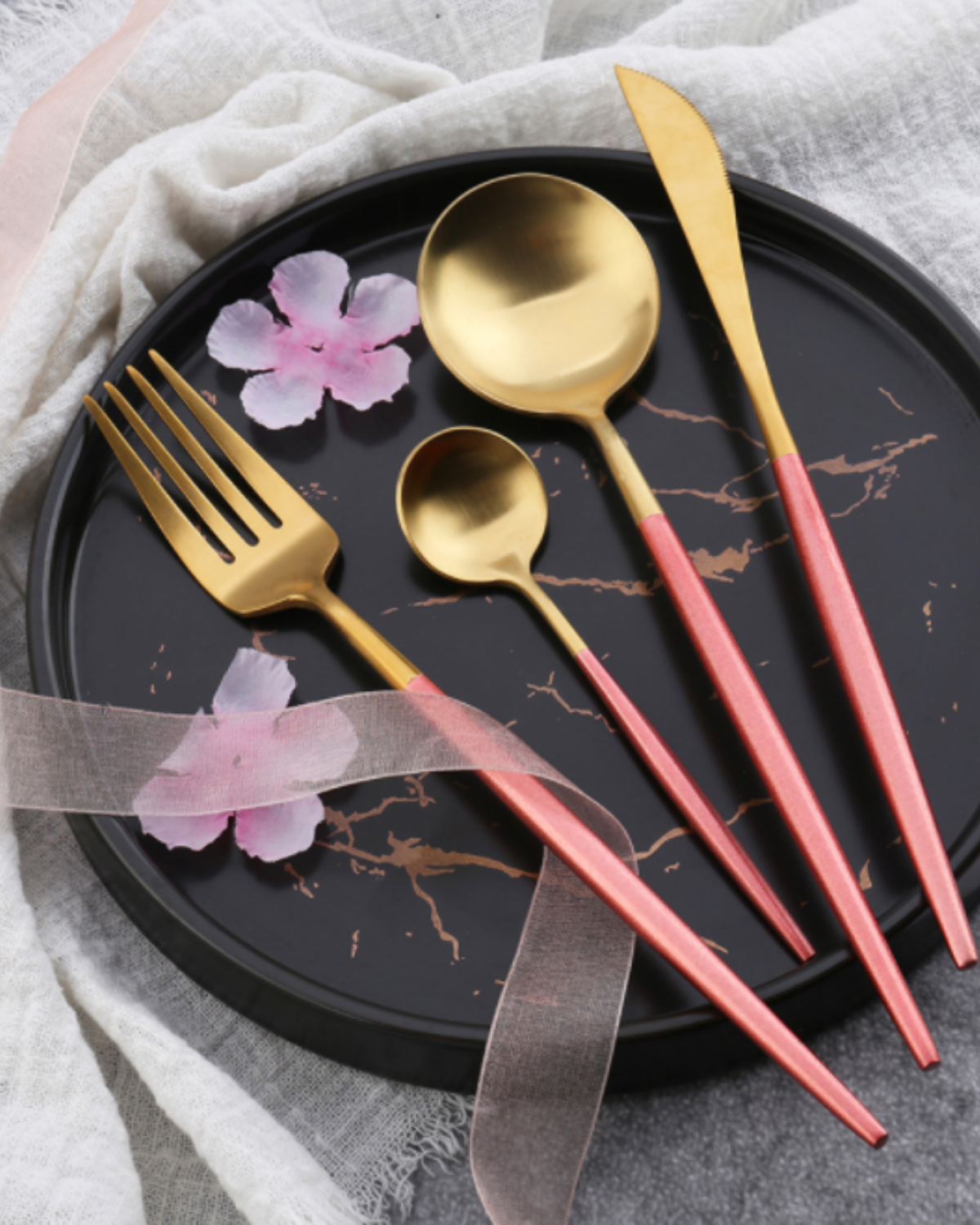 Carvallo Lumine – Lyxigt Bestickset med Guldaccenter och Matt Svarta Handtag