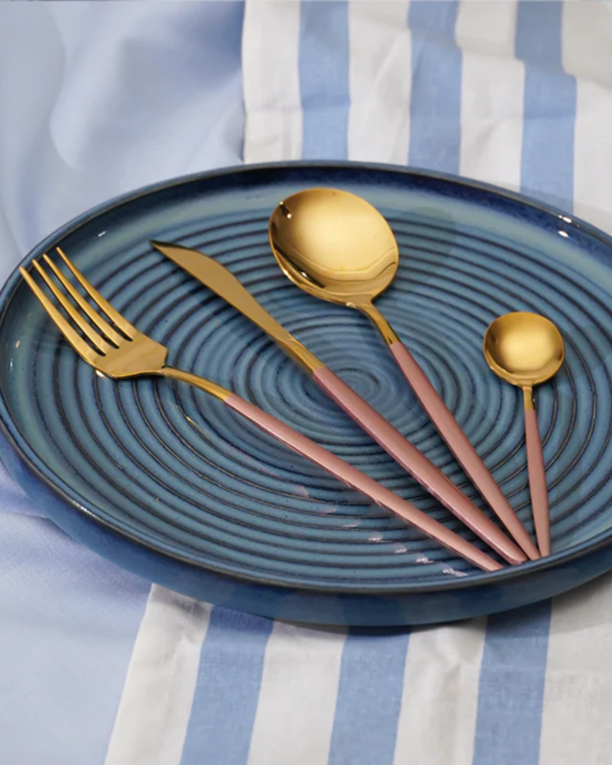 Carvallo Lumine – Lyxigt Bestickset med Guldaccenter och Matt Svarta Handtag