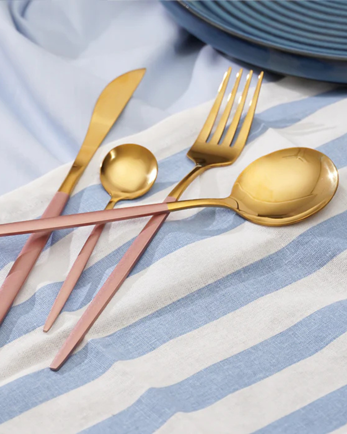 Carvallo Lumine – Lyxigt Bestickset med Guldaccenter och Matt Svarta Handtag