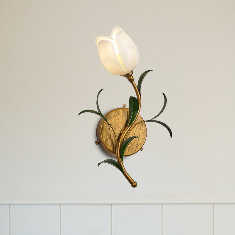 TulipGlow - Rustik mässingsvägglampa med vit/gul glaskblomma