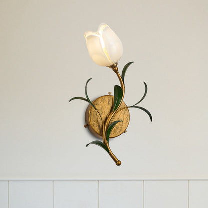 TulipGlow - Rustik mässingsvägglampa med vit/gul glaskblomma