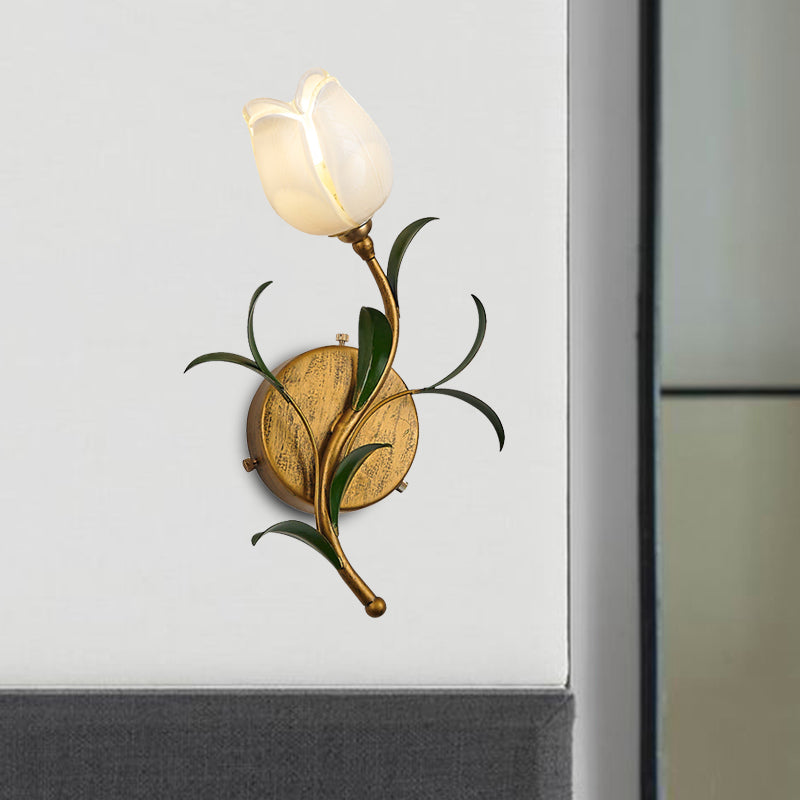 TulipGlow - Rustik mässingsvägglampa med vit/gul glaskblomma