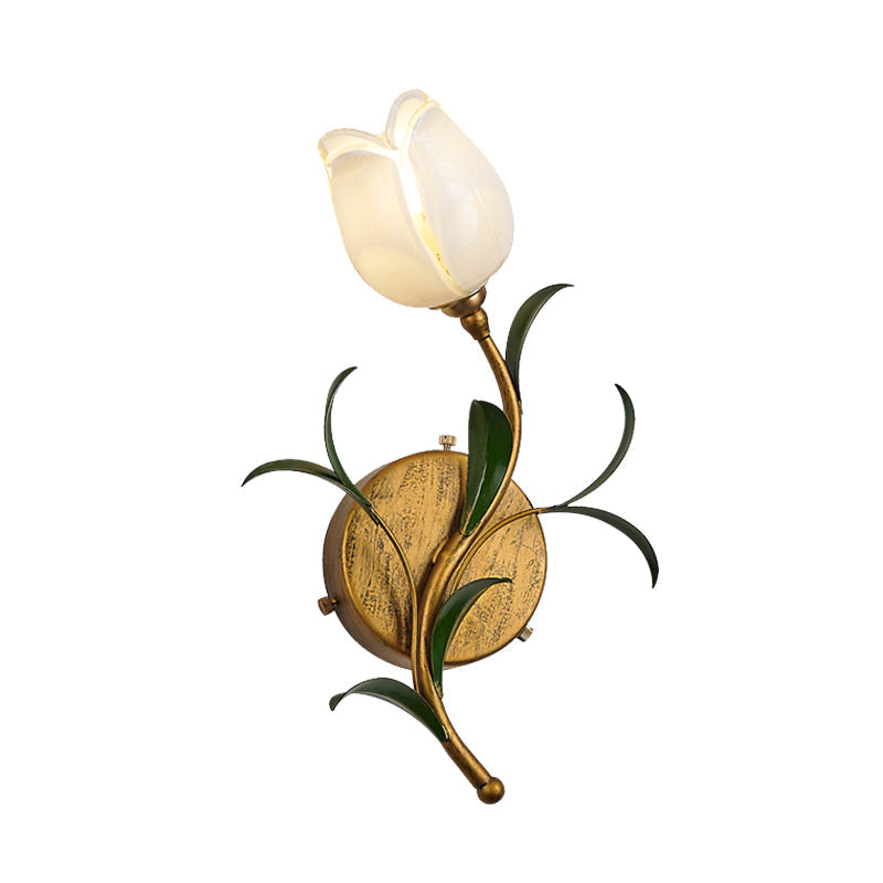 TulipGlow - Rustik mässingsvägglampa med vit/gul glaskblomma