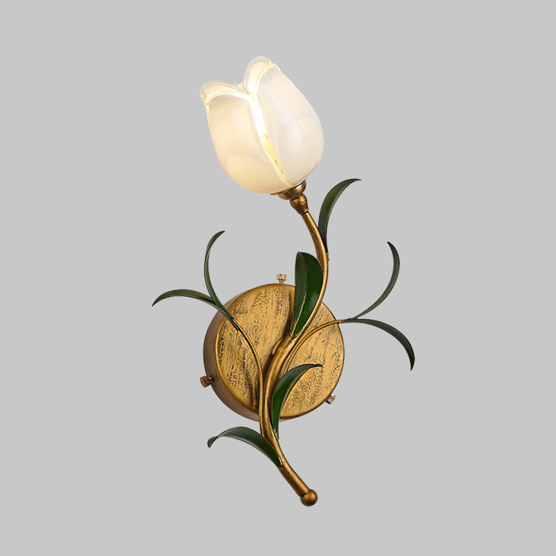 TulipGlow - Rustik mässingsvägglampa med vit/gul glaskblomma
