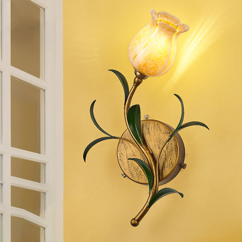 TulipGlow - Rustik mässingsvägglampa med vit/gul glaskblomma