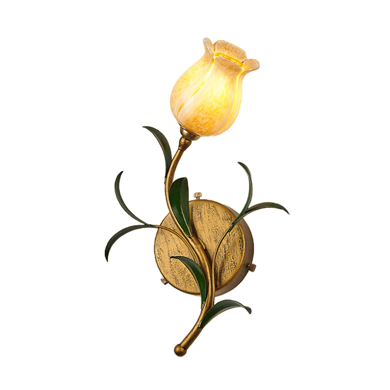 TulipGlow - Rustik mässingsvägglampa med vit/gul glaskblomma