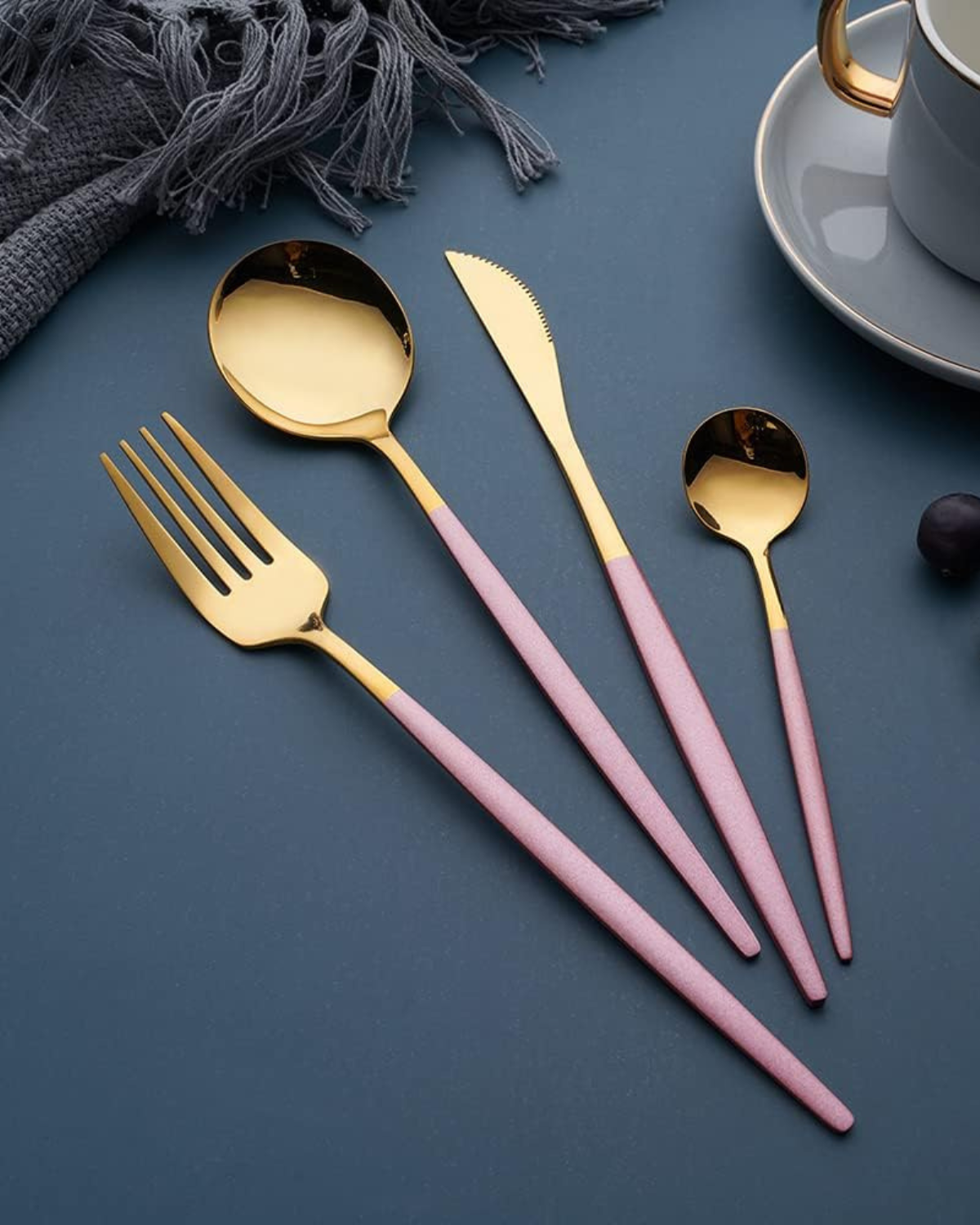 Carvallo Lumine – Lyxigt Bestickset med Guldaccenter och Matt Svarta Handtag