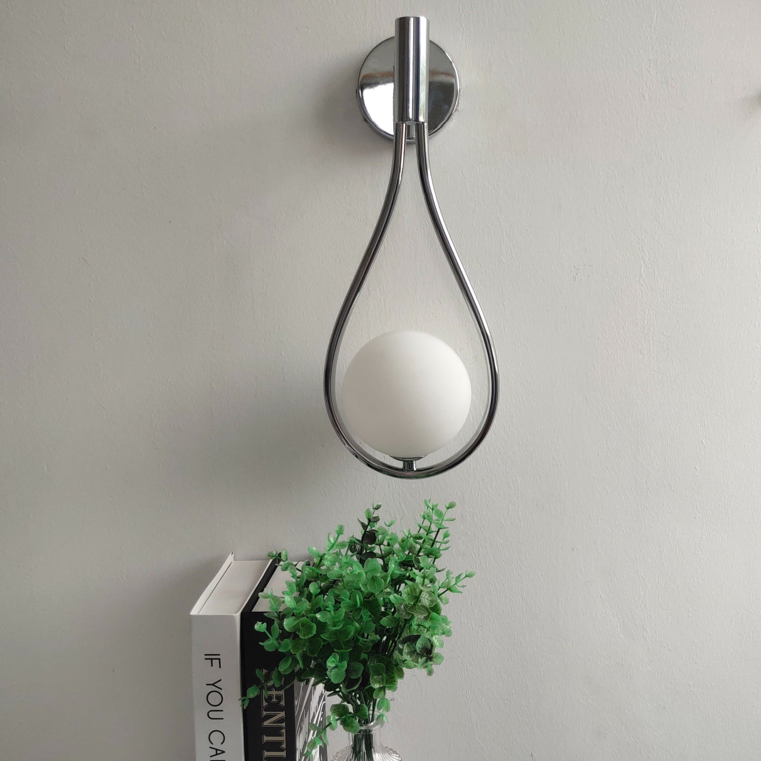 Modern nordisk glaskula vägglampa med mässingsaccent