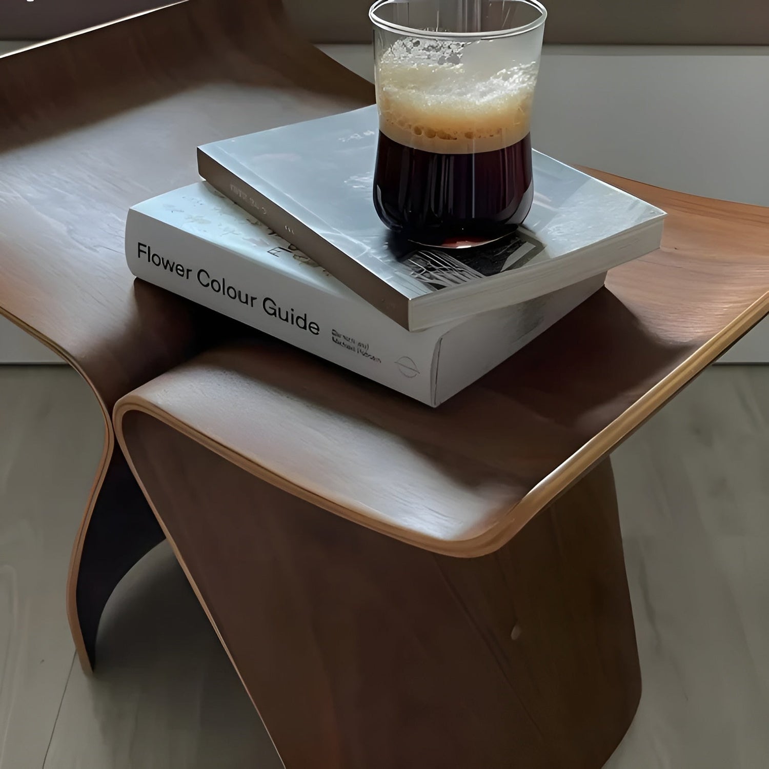 Handgjord träbänk – Rustik sitsmöbel i massivt trä