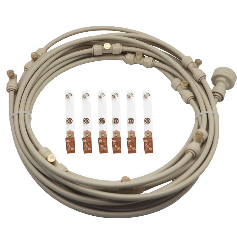 Sprinklersystem – Vattenslang med sprutmunstycken för svalkande uppfriskning i trädgården