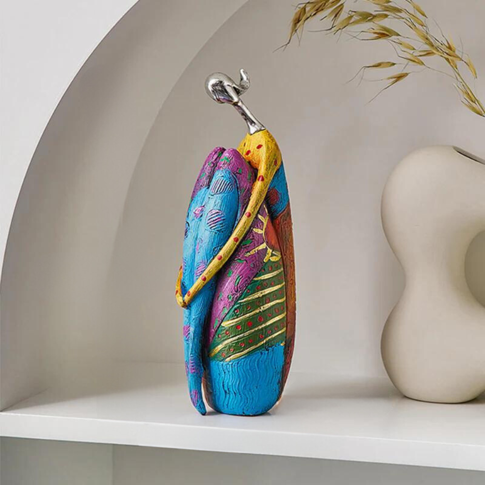 Carvallo – Färgglada Abstrakta Kvinnliga Figurer med Inspirerande Strålglans