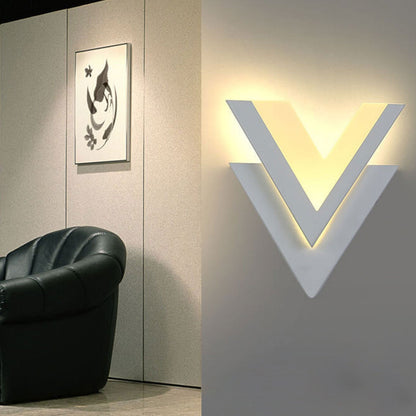 Minimalistisk V-formad LED-vägglampa