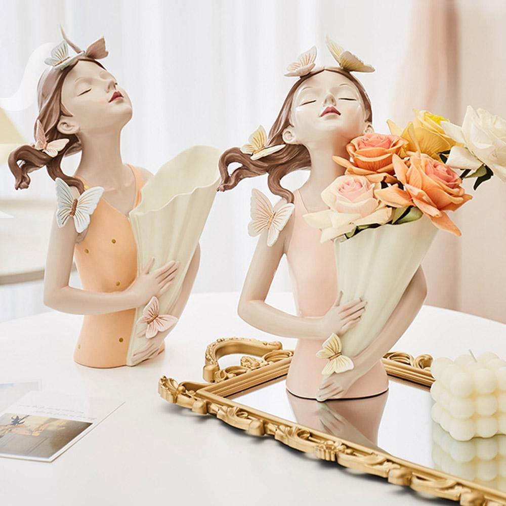 Carvallo – Fängslande Skulptur i Skogen med Fjärilar och Blommor