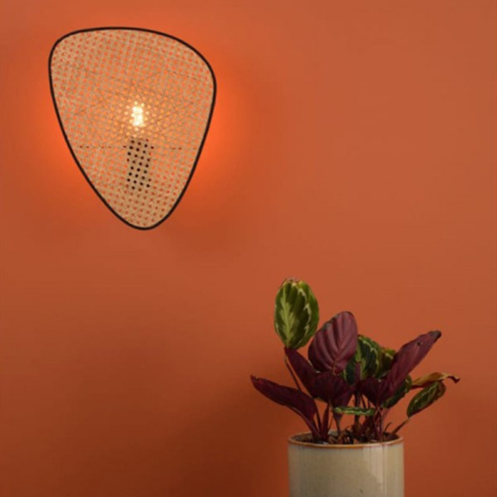 Carvallo – Stilig vägglampa med vävd skärm och mjuk omgivande belysning