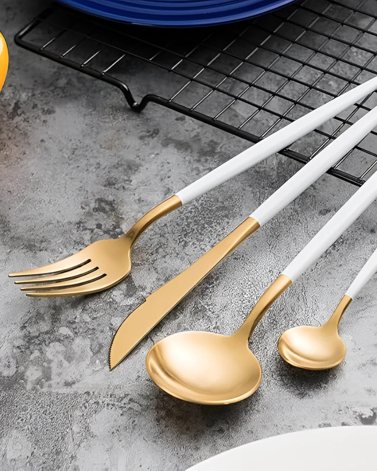 Carvallo Lumine – Lyxigt Bestickset med Guldaccenter och Matt Svarta Handtag