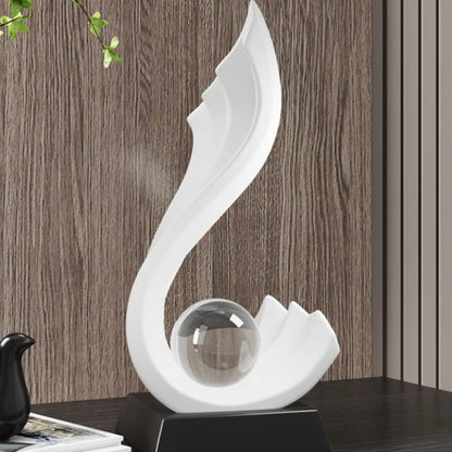 Orbelle – Konstnärlig abstrakt skulptur med kristallklar kula och elegant form