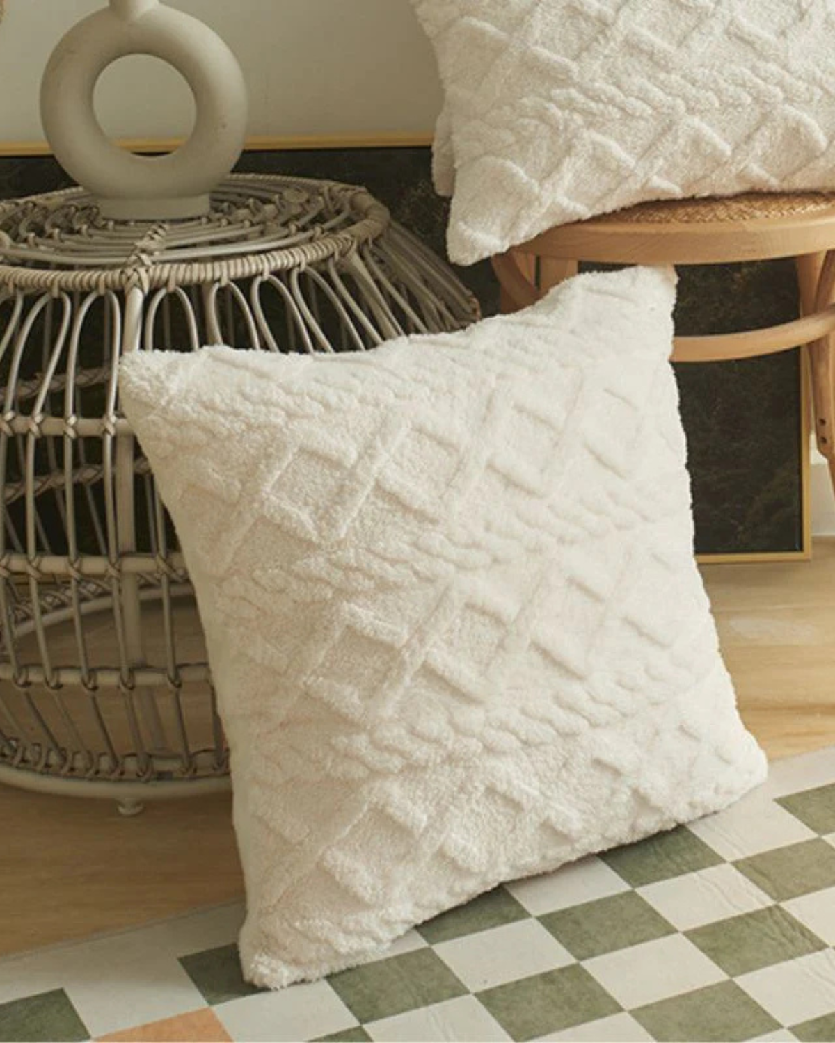 Carvallo – Lyxig Reliefkudde med subtil geometrisk design för en stilren interiör