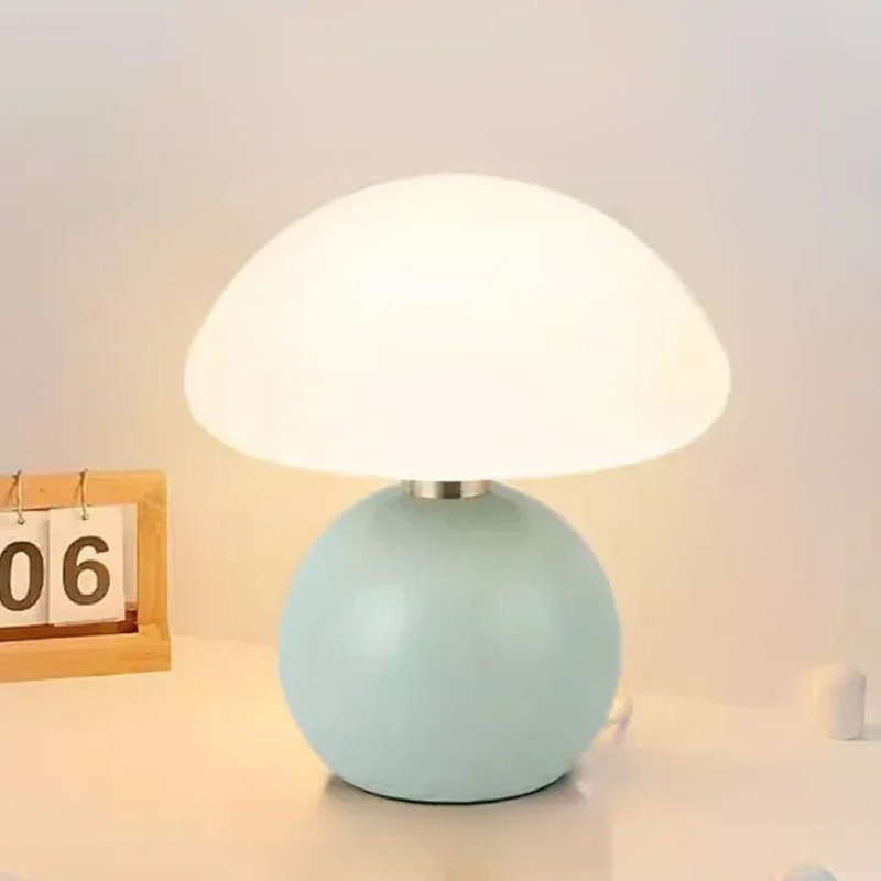 MushLuxe – Kompakt Bordslampa i Gräddfärgad Keramik