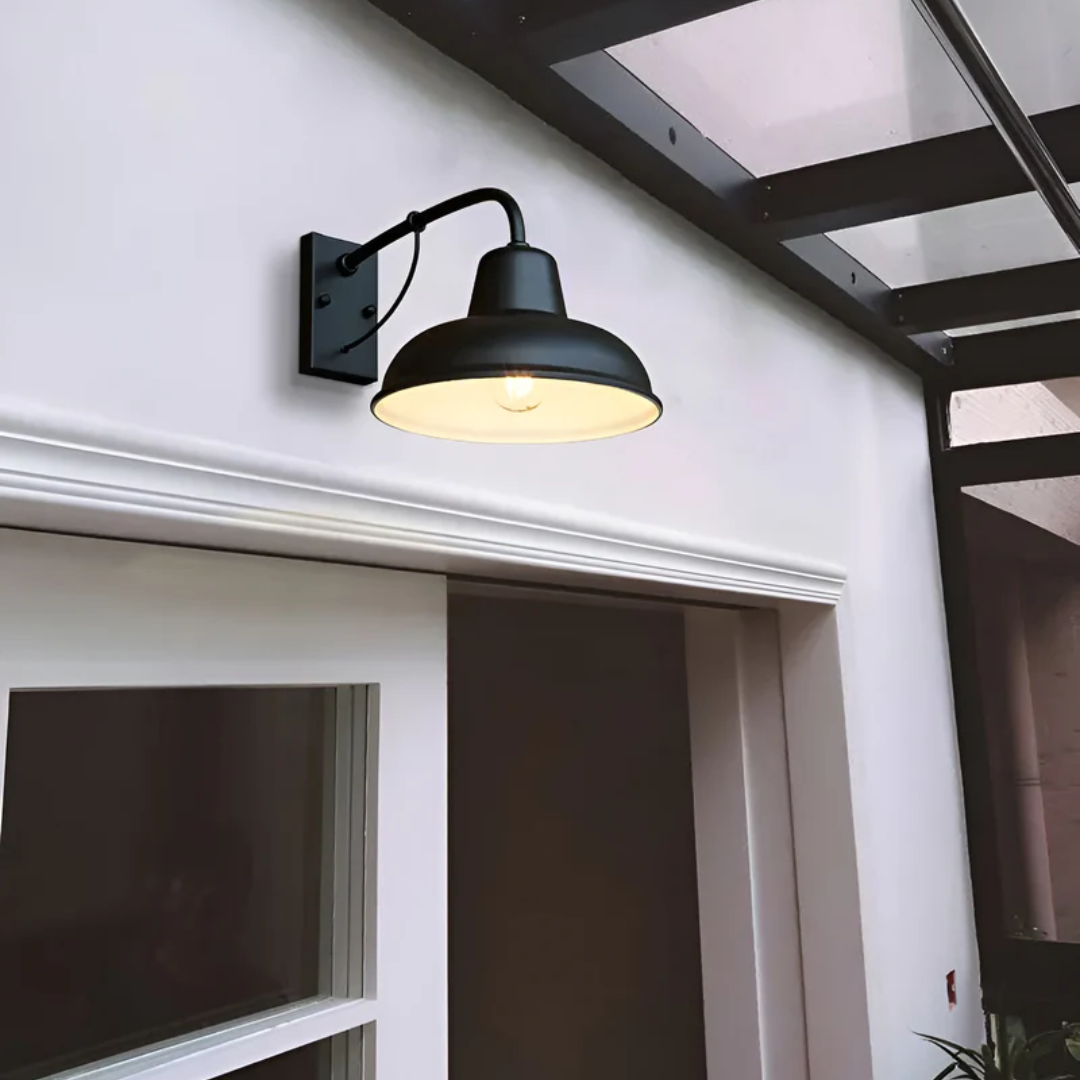 Industriell utomhusvägglampa i metall – väderbeständig design
