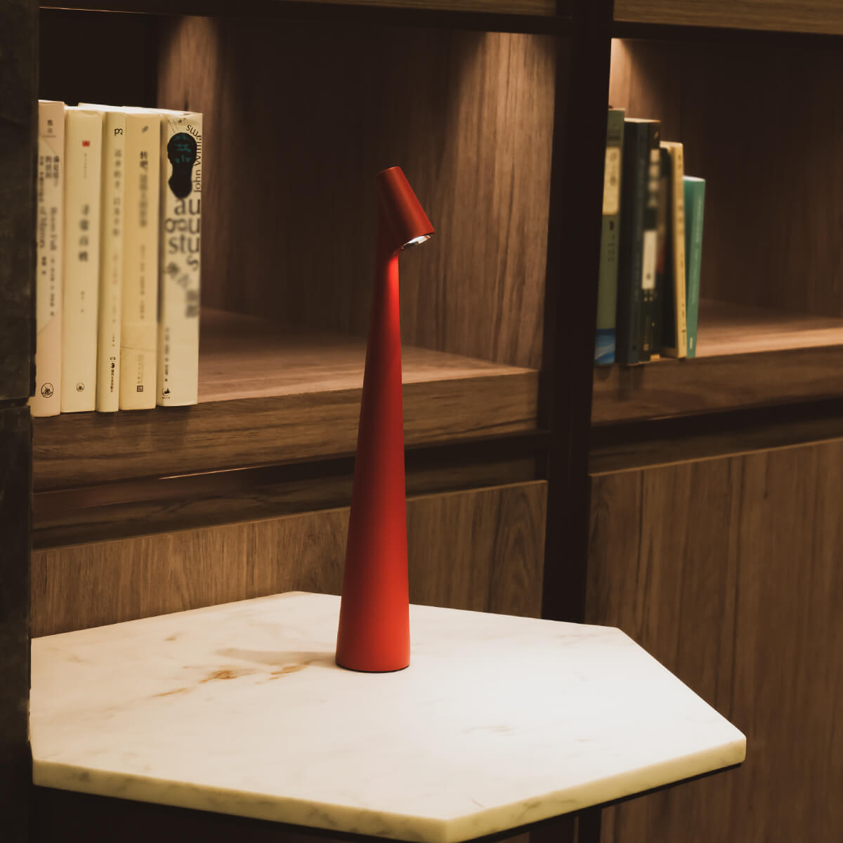 GlowContour – Stilren skrivbordslampa med skulpterad design
