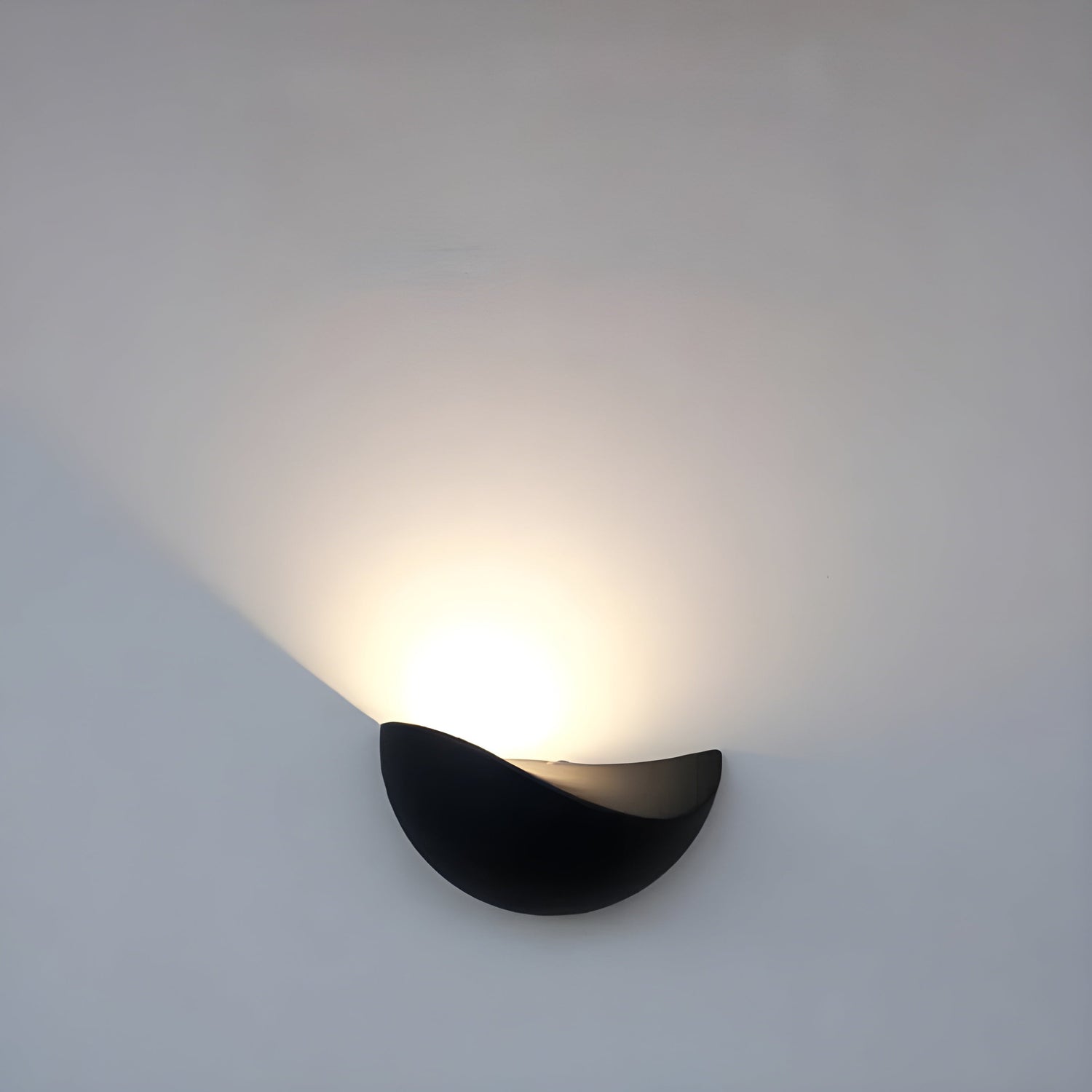 NoirLume Light - Minimalistisk halvcirkelformad LED vägglampa