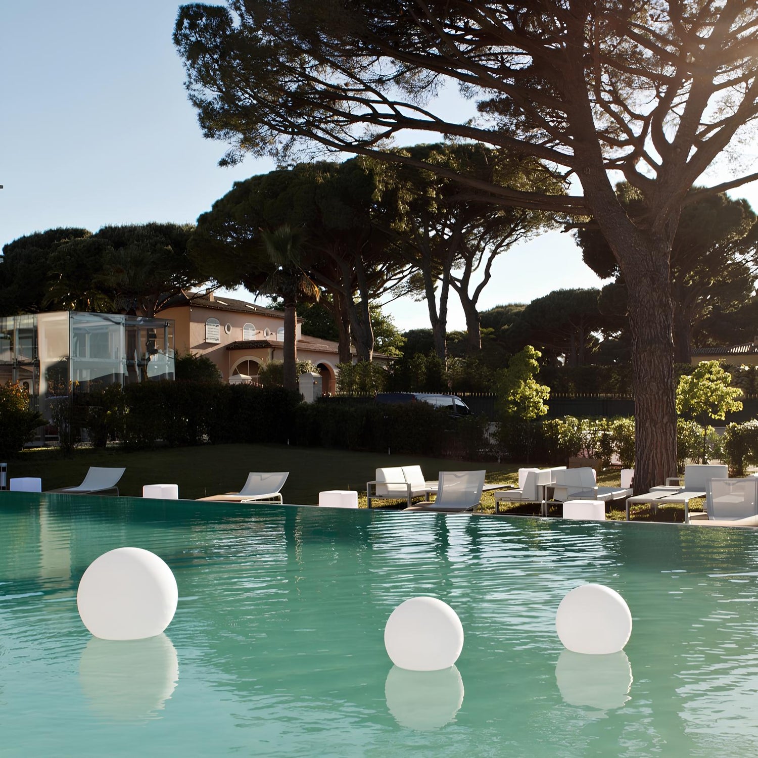 GlowSphere | Väderbeständig Fjärrstyrd LED-lampa för Utomhusbruk