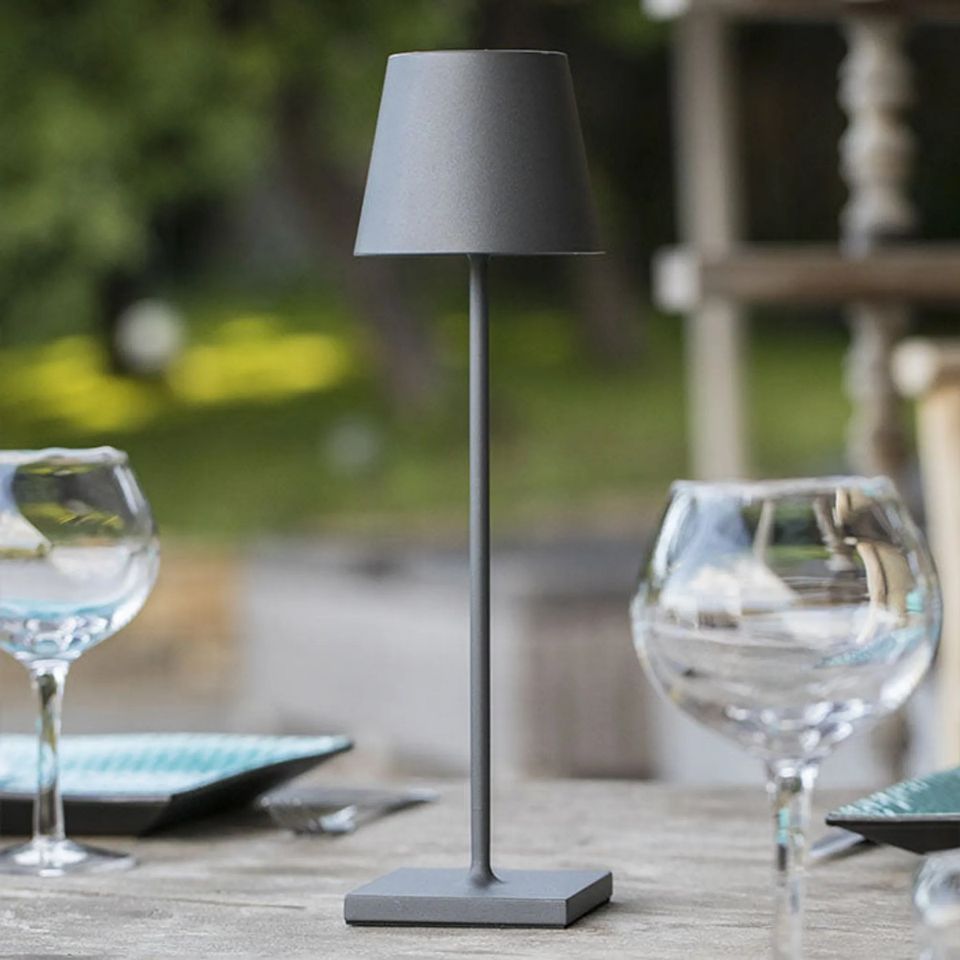 Lång bordslampa med dimbar belysning