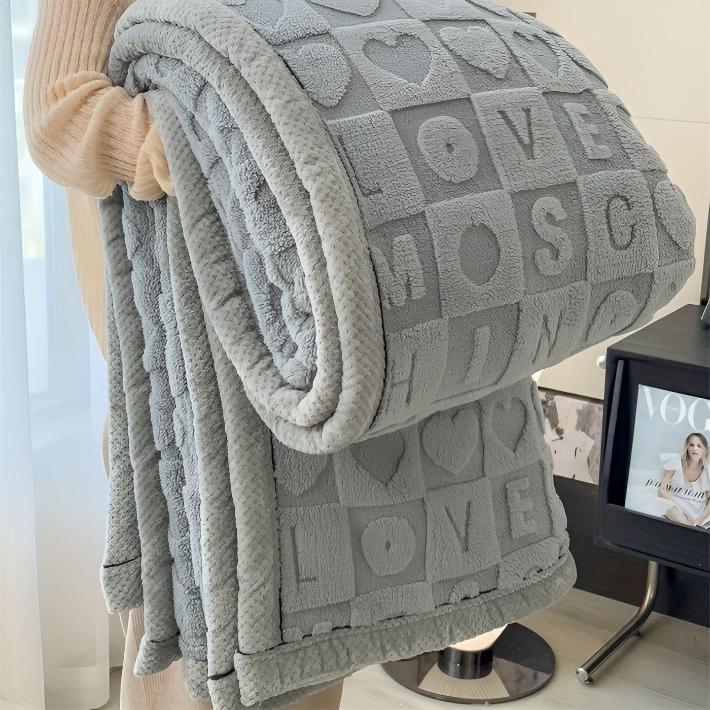 CozyJacquard Blanket - Ultra-mjukt korallfleecefilt med dubbelsidig hjärt- och bokstavsdesign