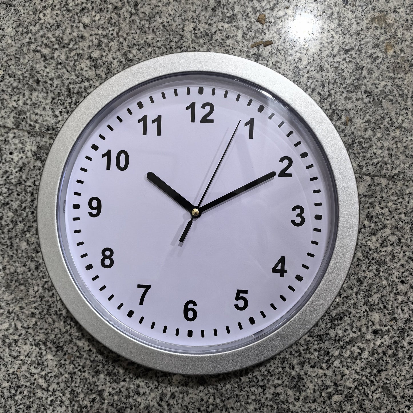 Väggklocka med hemligt förvaringsutrymme – Praktisk och diskret