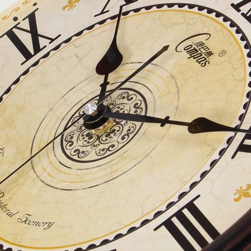 RetroTime – Vintage väggklocka med hållbar ram till klassisk inredning och ljudlös kvartsurverk