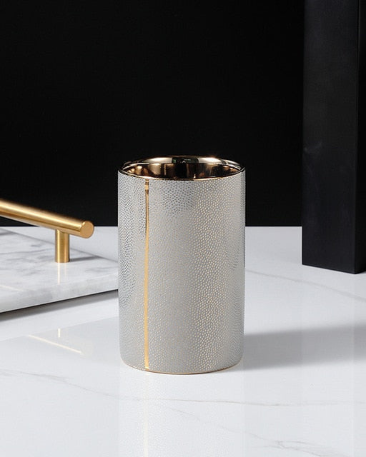 Carvallo – Lyxigt Badrumset med Fin Textur och Gyllene Detaljer