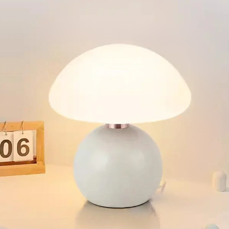 MushLuxe – Kompakt Bordslampa i Gräddfärgad Keramik