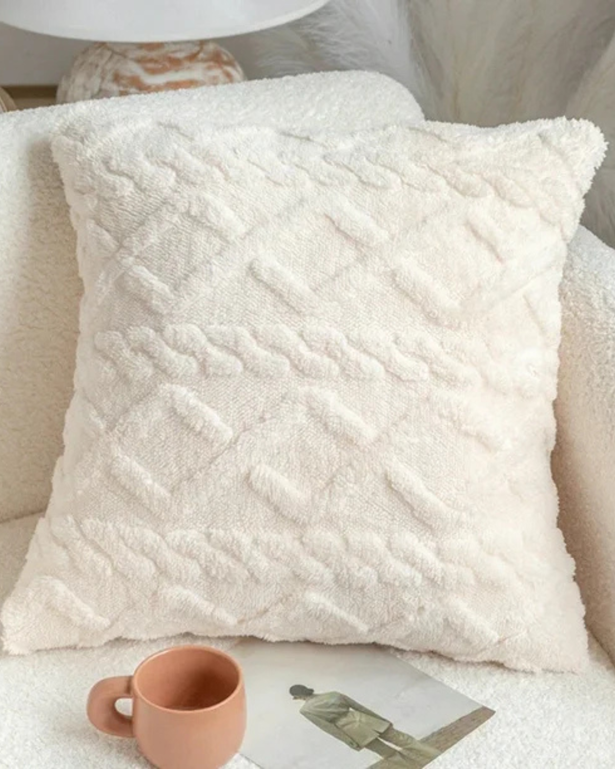 Carvallo – Lyxig Reliefkudde med subtil geometrisk design för en stilren interiör