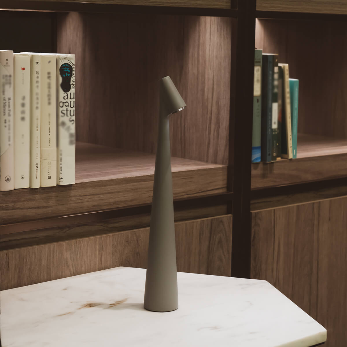 GlowContour – Stilren skrivbordslampa med skulpterad design