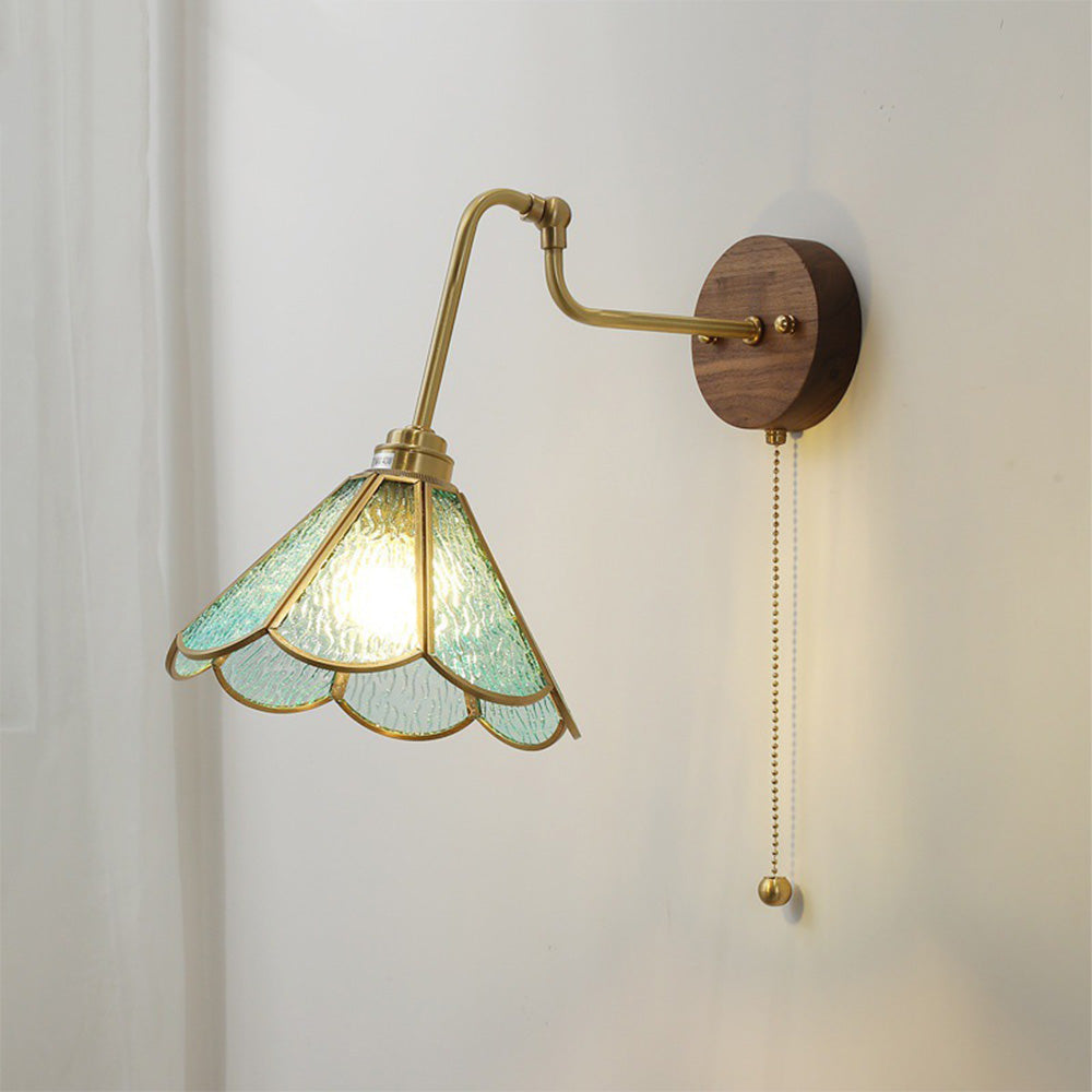 Vägglampa med vintage mässingsglashätta