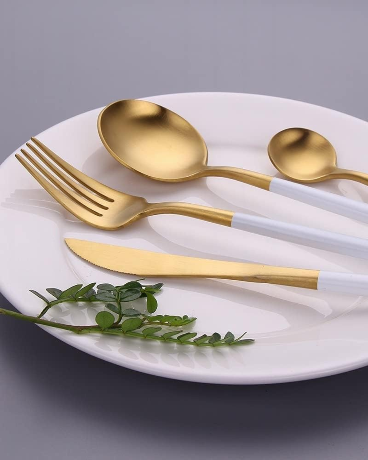 Carvallo Lumine – Lyxigt Bestickset med Guldaccenter och Matt Svarta Handtag