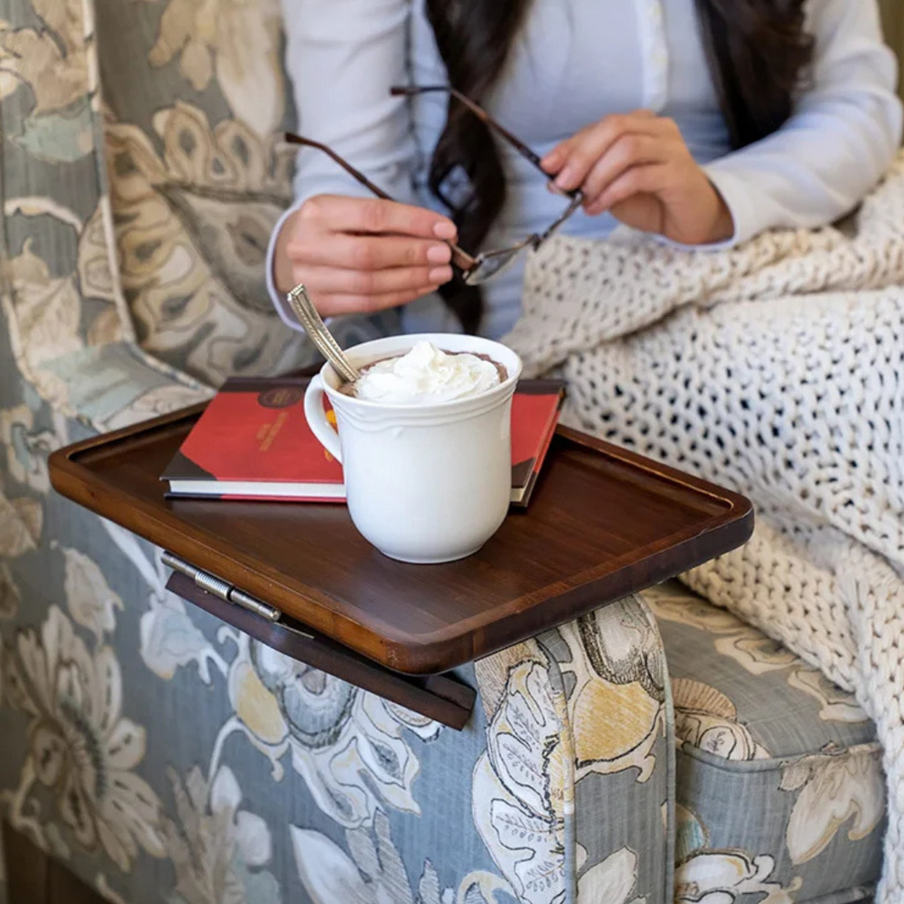 Carvallo – Justerbar bricka för soffarmar med rymlig yta för måltider