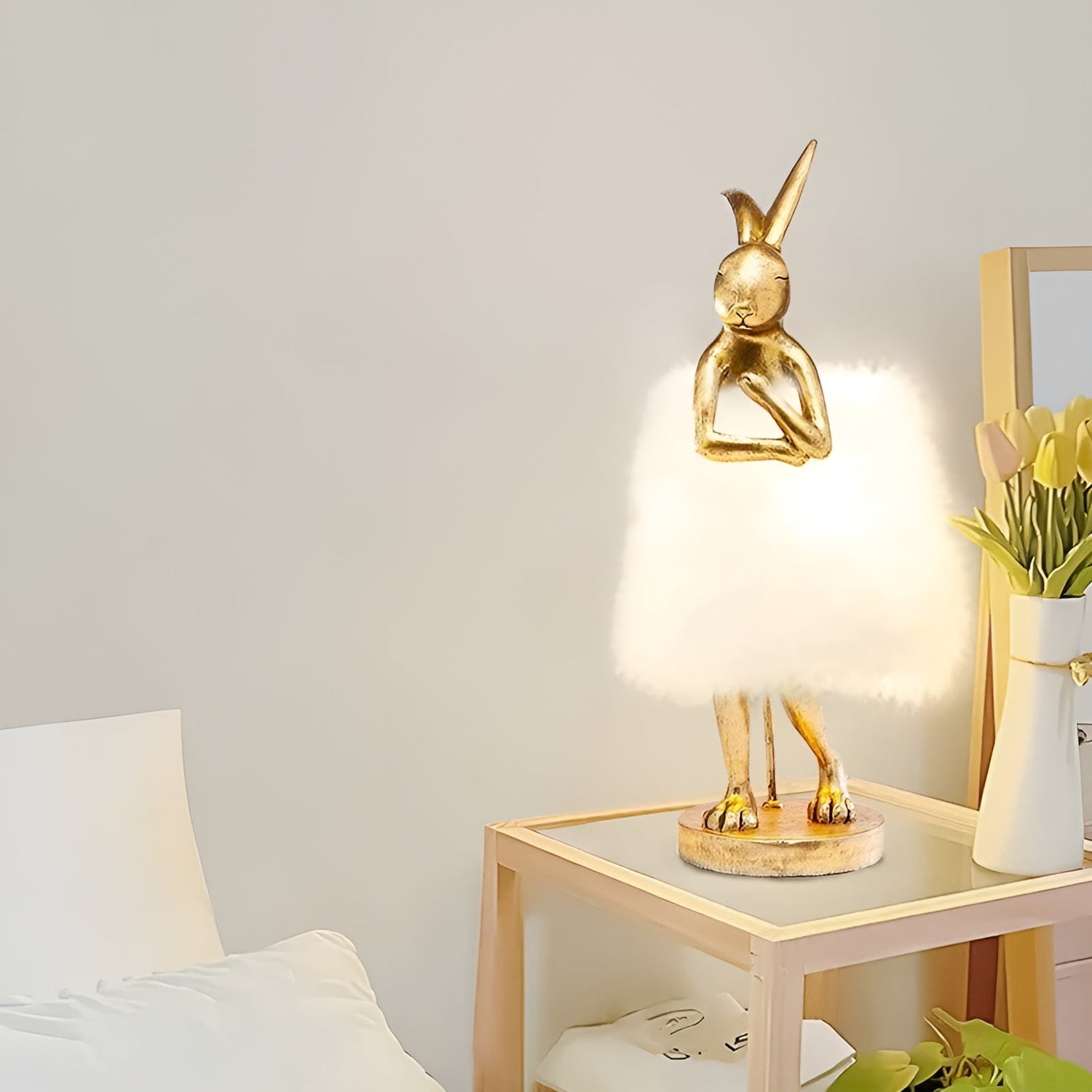 FluffRabbit Lampa - Elegant Kaninbordslampa med Fjäder