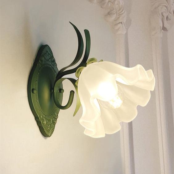 LilyGlow – Vägglampa med Blommönster