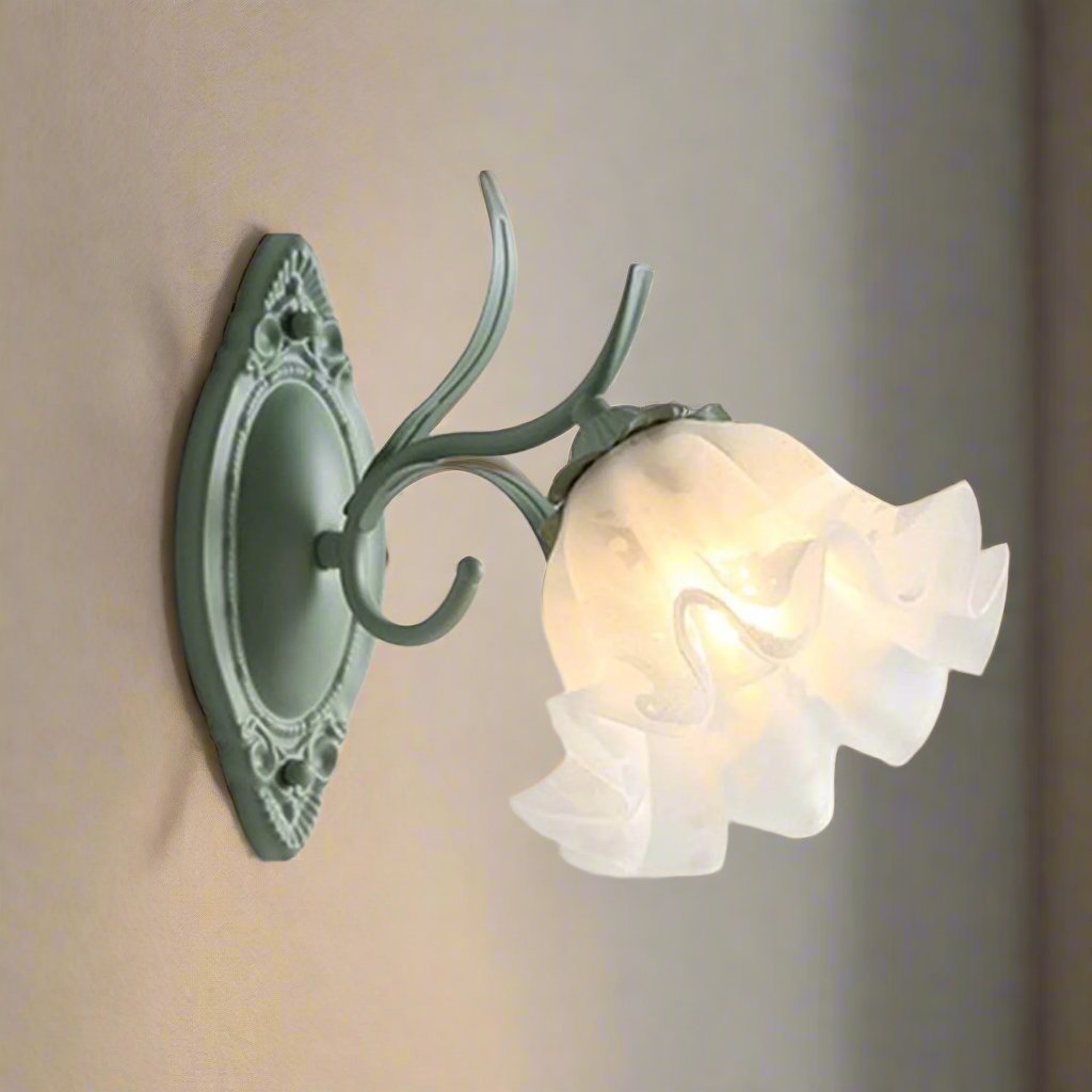 LilyGlow – Vägglampa med Blommönster