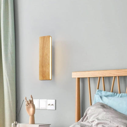 Vägglampa med roterbar trä-LED-design