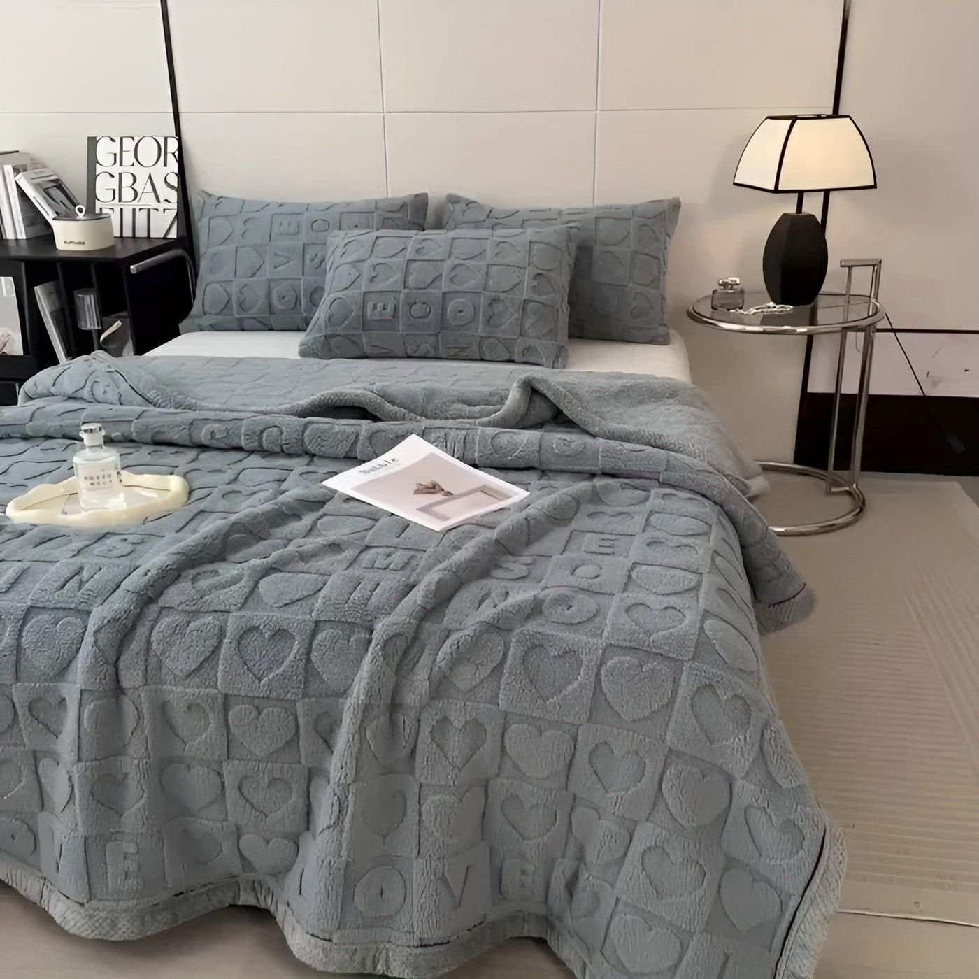 CozyJacquard Blanket - Ultra-mjukt korallfleecefilt med dubbelsidig hjärt- och bokstavsdesign