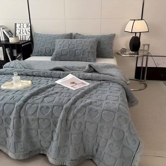 CozyJacquard Blanket - Ultra-mjukt korallfleecefilt med dubbelsidig hjärt- och bokstavsdesign