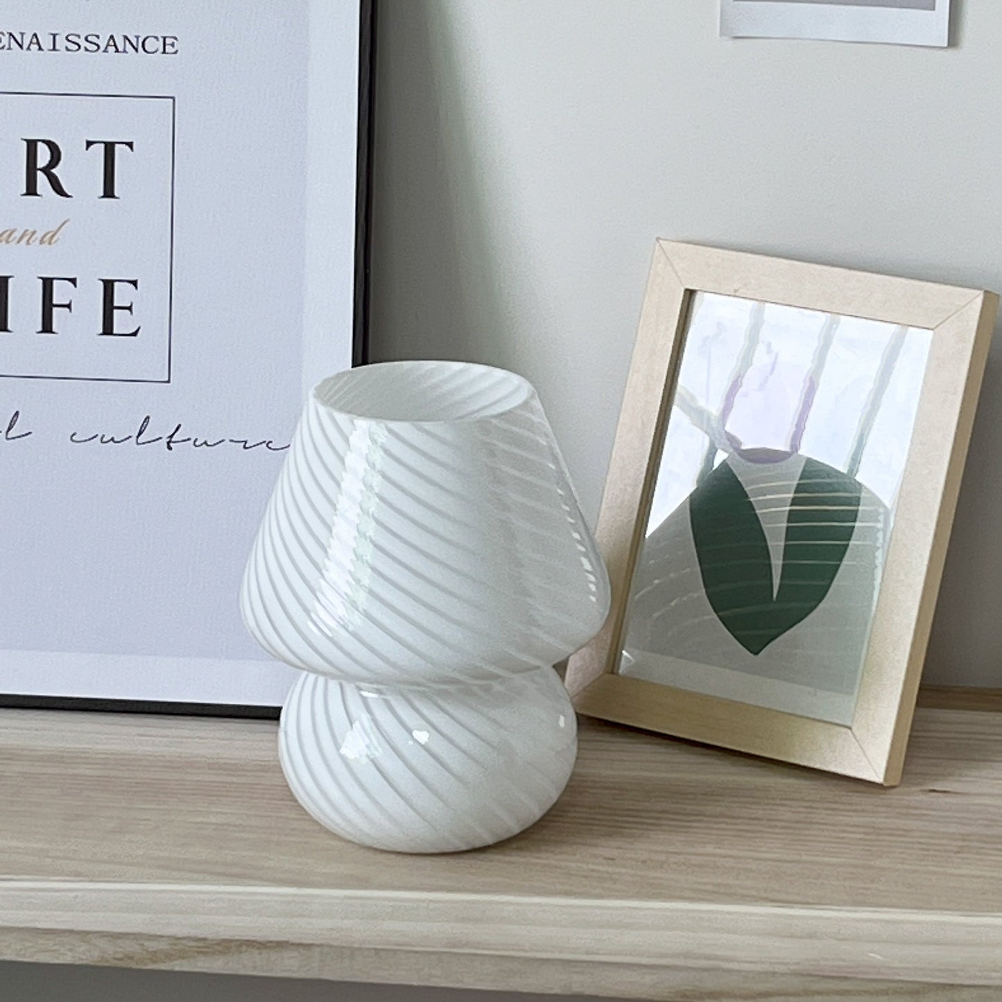 Randig Bordslampa - Atmosfärisk och Tidlös Design