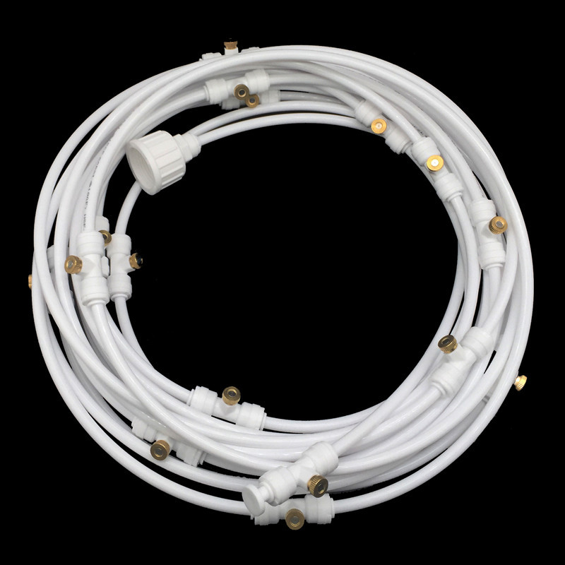 Sprinklersystem – Vattenslang med sprutmunstycken för svalkande uppfriskning i trädgården