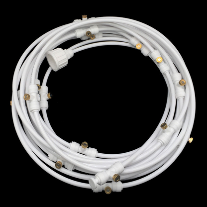 Sprinklersystem – Vattenslang med sprutmunstycken för svalkande uppfriskning i trädgården