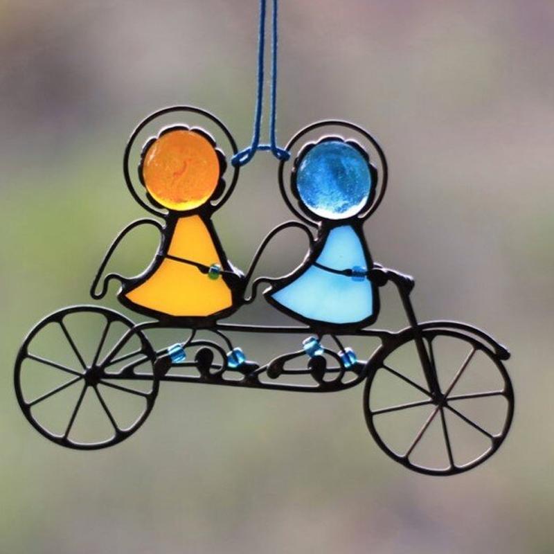 Carvallo – Festliga hängande ornament med lekfullt barndomsinspirerat design