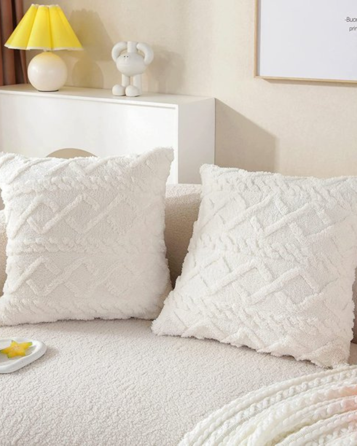 Carvallo – Lyxig Reliefkudde med subtil geometrisk design för en stilren interiör