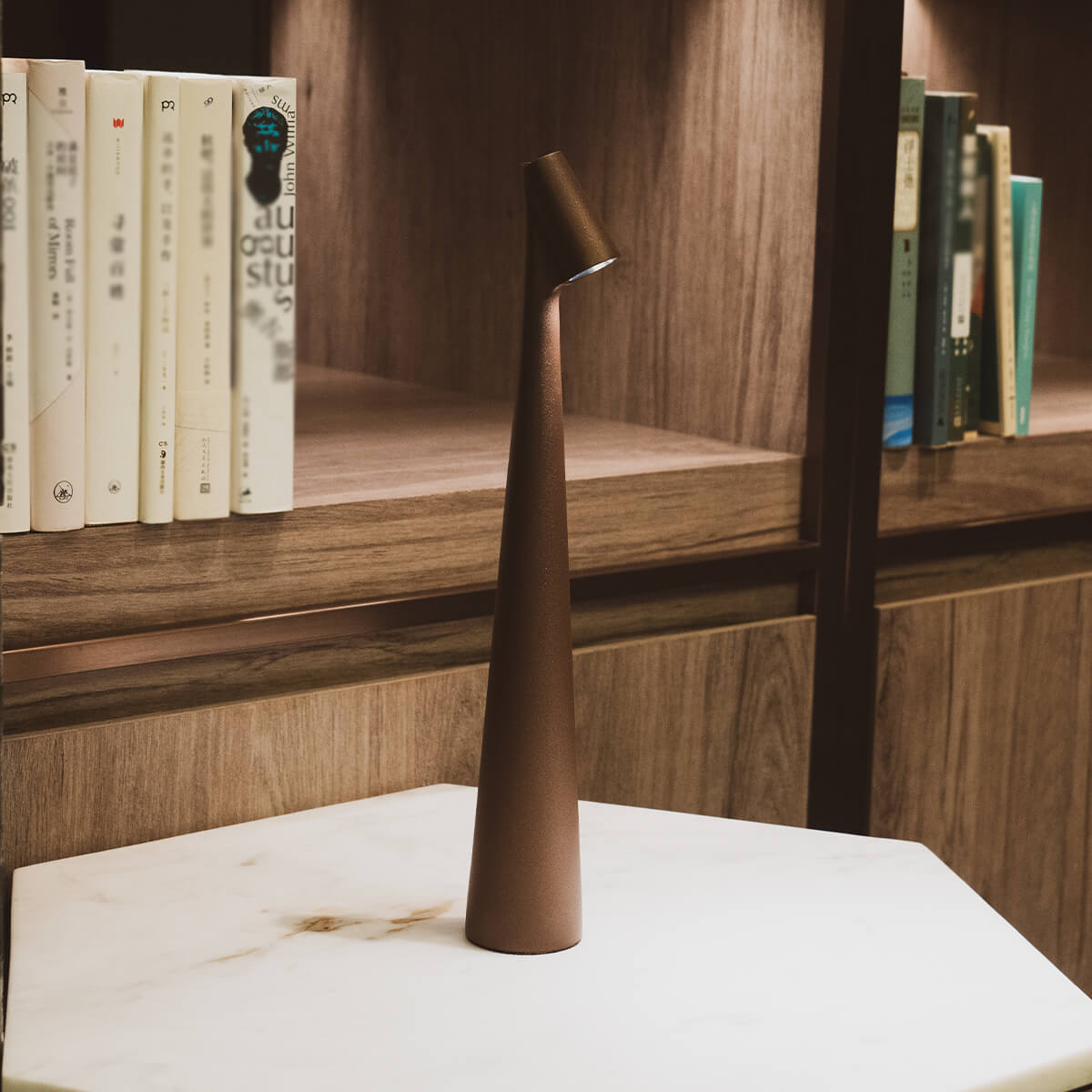 GlowContour – Stilren skrivbordslampa med skulpterad design