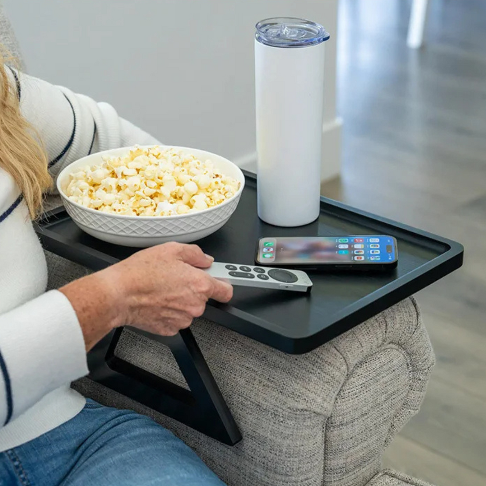 Carvallo – Justerbar bricka för soffarmar med rymlig yta för måltider